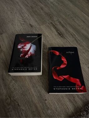 Stephenie Meyer Twilight Series Paperbacks - Black & Red Covers